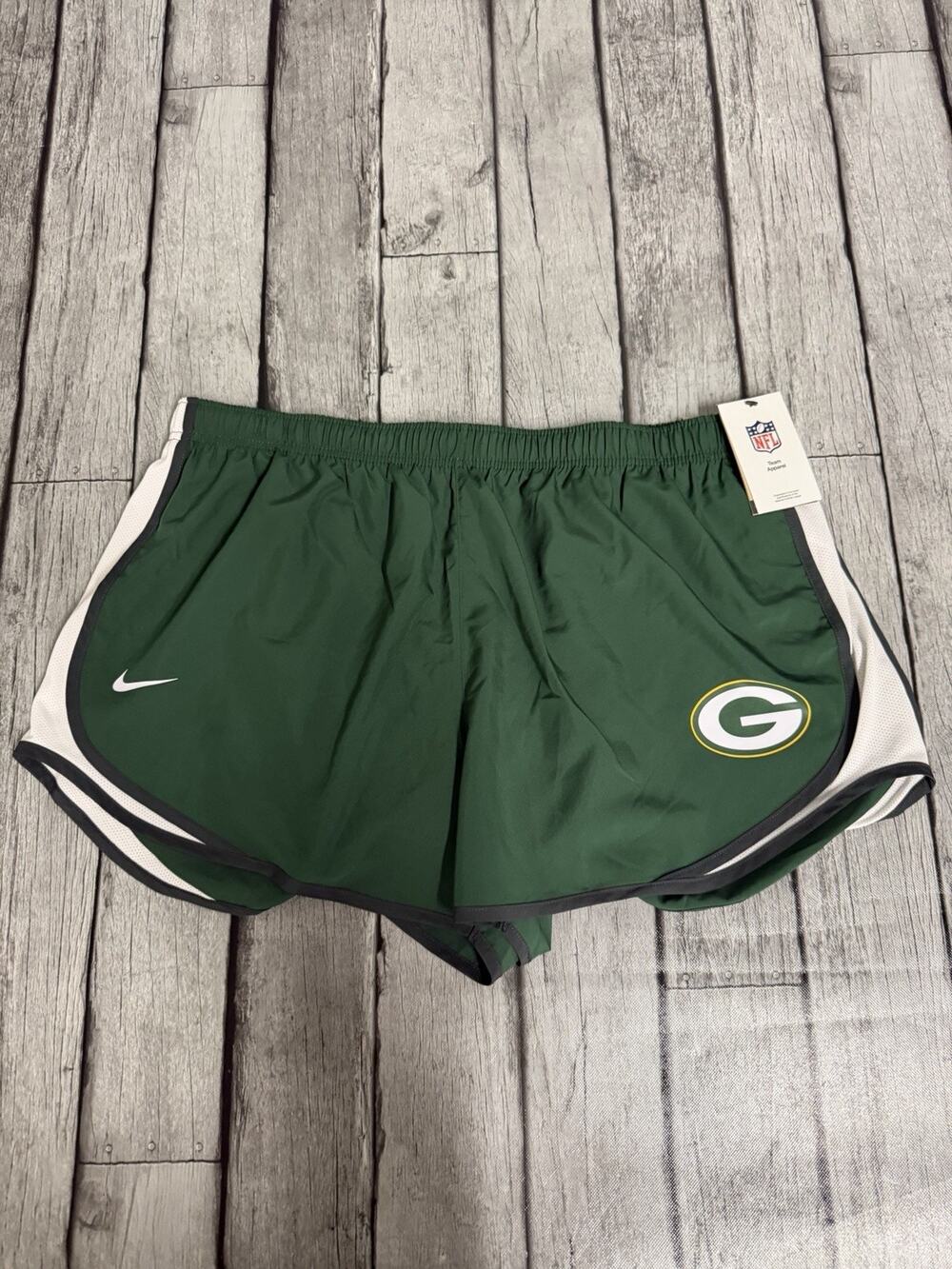 NWT Women’s Nike Green Bay Packers Tempo Running Shorts 2XL Green 3” Inseam